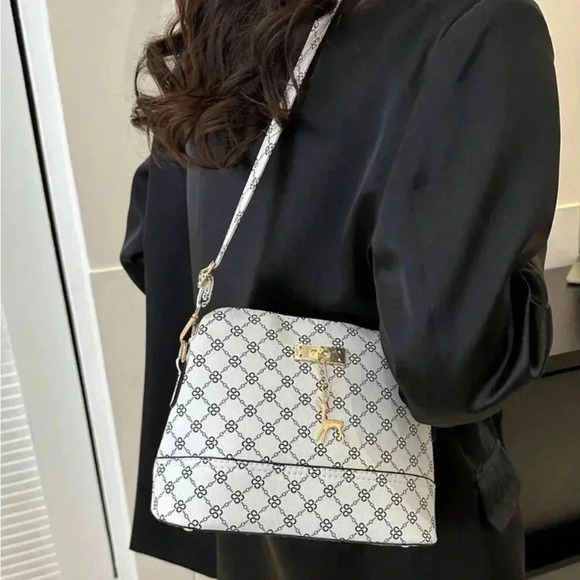 ⚠️Clearance White Patterned Dome Crossbody / Shoulder Bag Gold Pendant - Picture 4 of 6